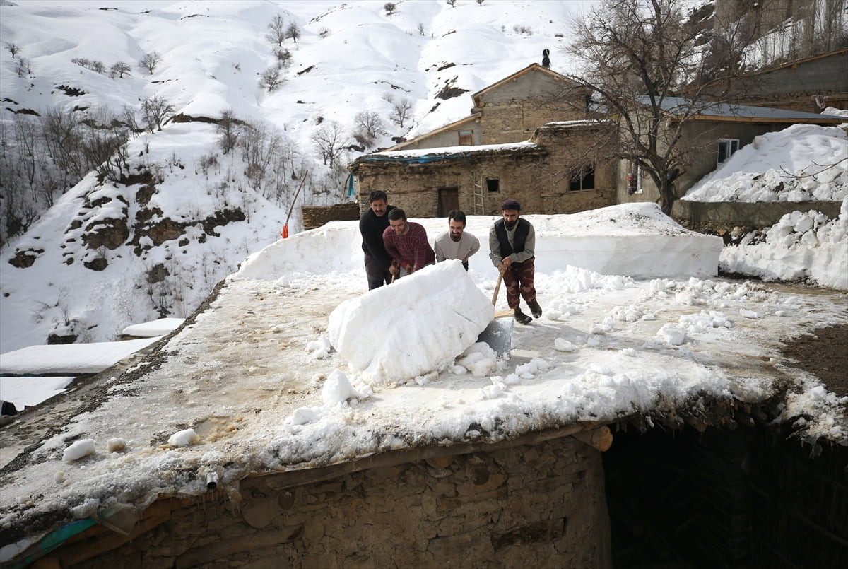 Bitlis'in Hizan ilçesinde dağların yamacındaki köylerde yaşayanlar, asırlık taş evlerin toprak...