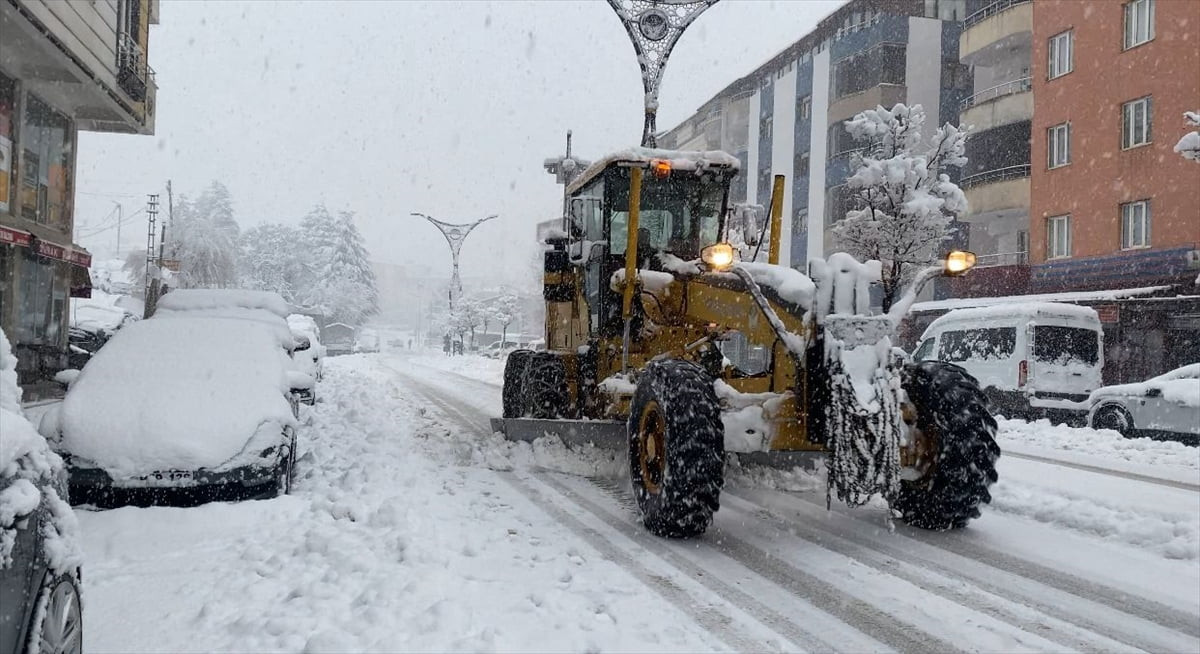 Bitlis'in Hizan ilçesinde etkili olan kar nedeniyle kent merkezi beyaza büründü. Belediye...