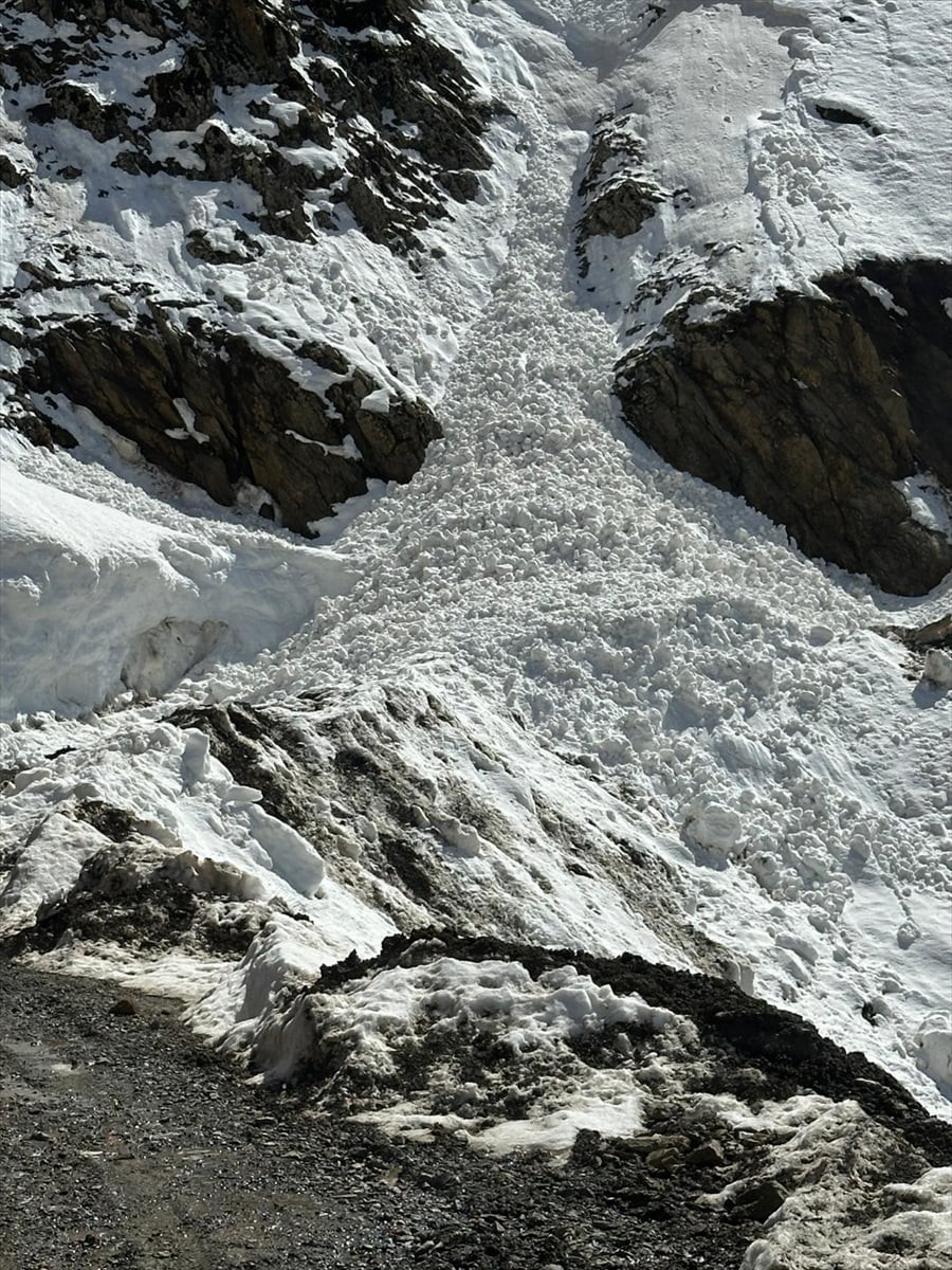 Bitlis'in Hizan ilçesinde iki köyün yoluna düşen çığlar, karla mücadele ekiplerince...