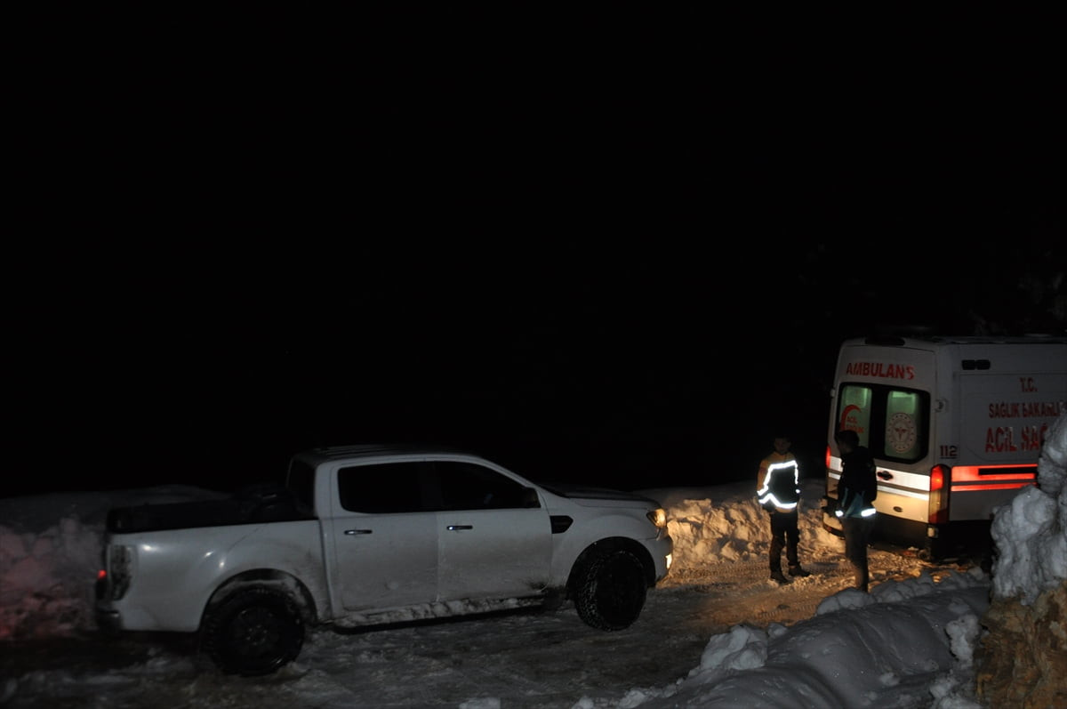 Bitlis'in Hizan ilçesinde kar nedeniyle yolu kapanan köyde rahatsızlanan kişi, ekipler tarafından...