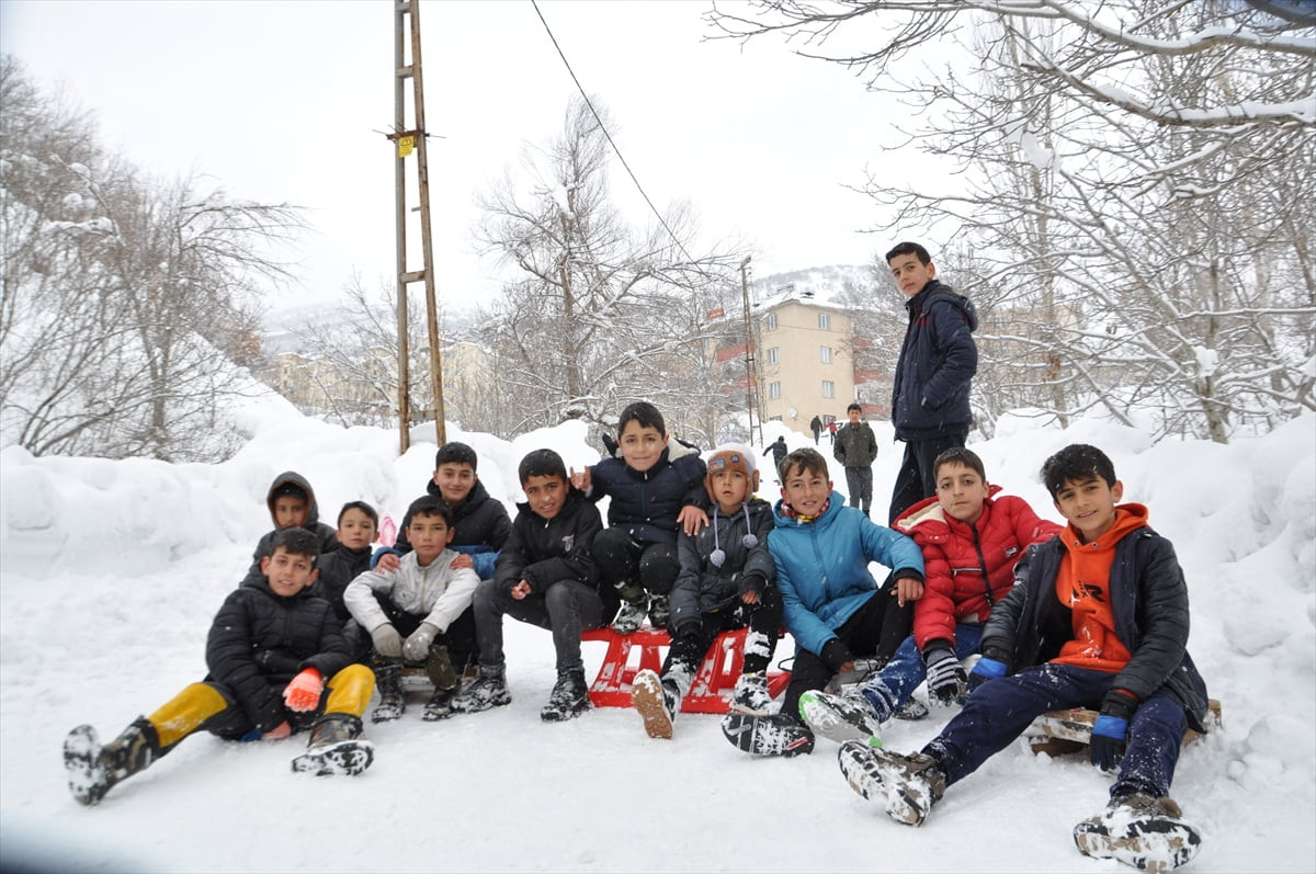 Bitlis'in Hizan ilçesinde kar yağışını fırsat bilen çocuklar, mahalledeki yokuşta naylon ve...