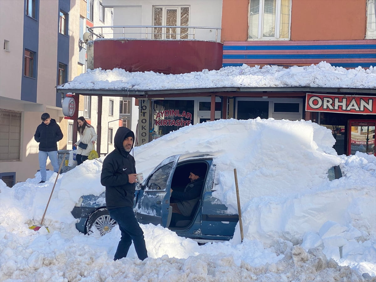 Bitlis'in Hizan ilçesinde vatandaşlar, kar altında kalan araçlarını çıkarmak için yoğun çaba sarf...