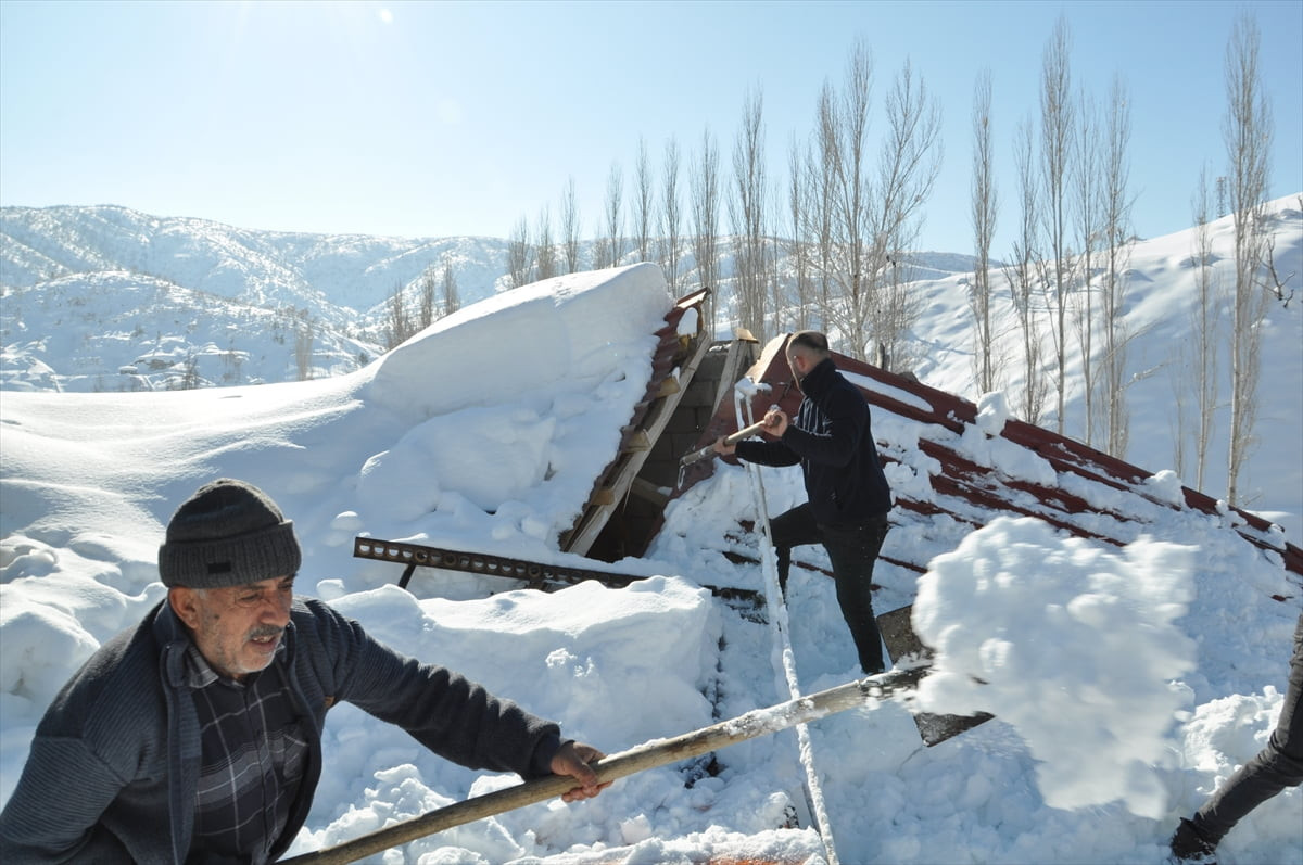 Bitlis'in Hizan ilçesinde yoğun kar nedeniyle bir evin çatısı çöktü. Vatandaşlar, çatılarda...
