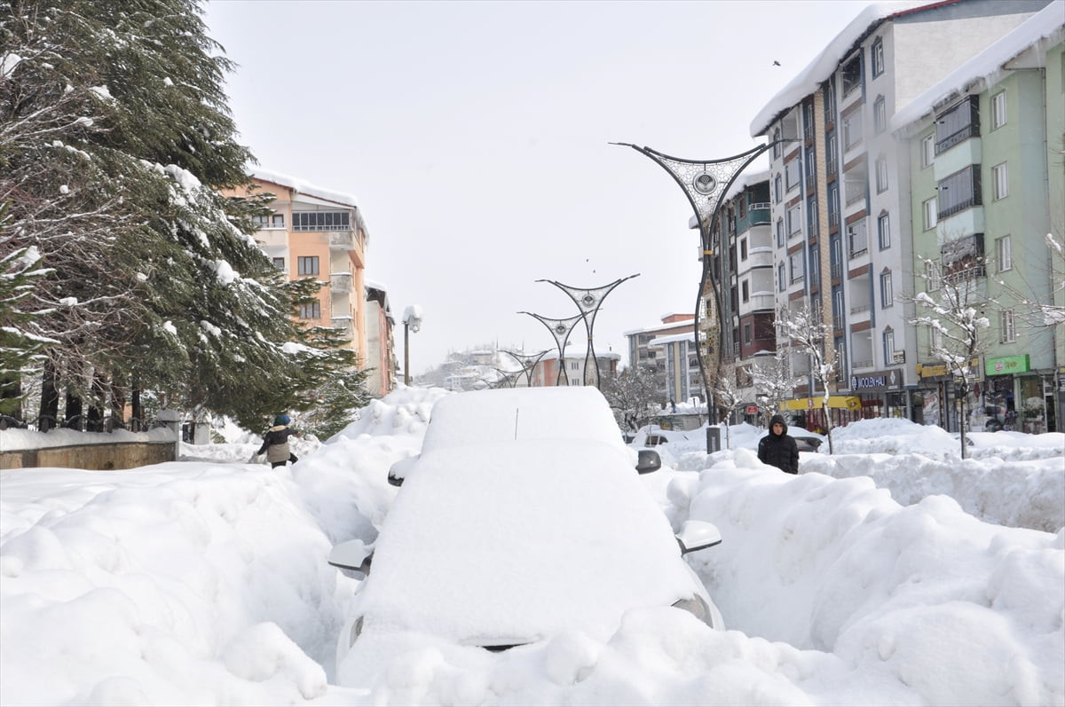 Bitlis'in Hizan ilçesinde yoğun yağış sonucu araçlar karla kaplandı, il genelinde 4 gündür süren...