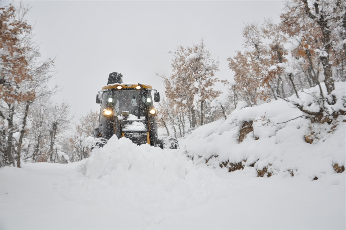Bitlis'in Hizan ilçesinde yolu kar nedeniyle kapanan mezrada hayvanlarıyla mahsur kalan...