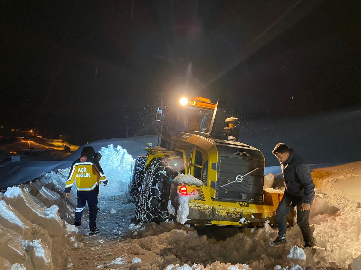 Bitlis'in Hizan ilçesinde yolu kardan kapanan köyde rahatsızlanan çocuk, ekiplerin zorlu...