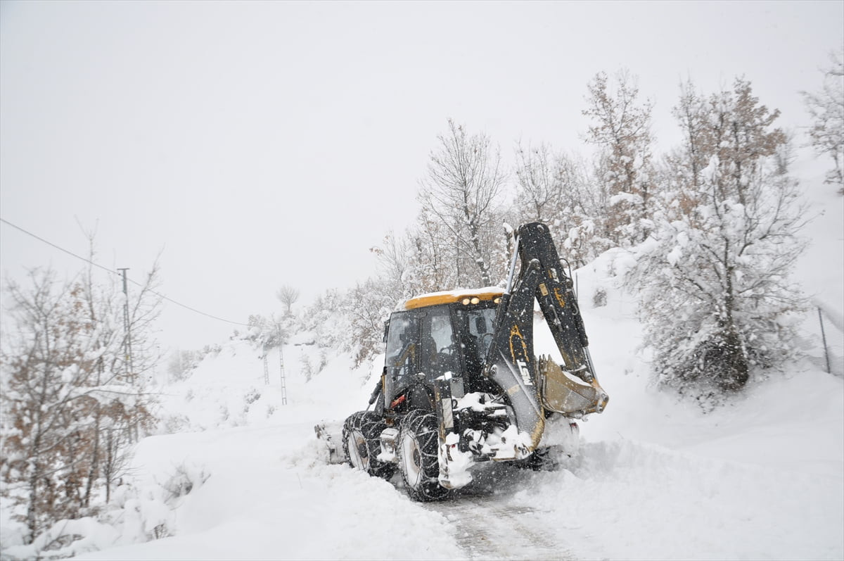 Bitlis'in Hizan ilçesinde yolu kardan kapanan mezrada rahatsızlanan 61 yaşındaki engelli Sinem...