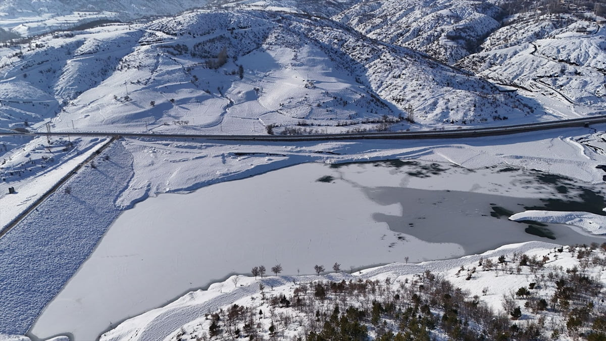 Bitlis'in Hizan ilçesindeki Gayda Sulama Barajı, dondurucu soğukların etkisiyle buzla kaplandı.