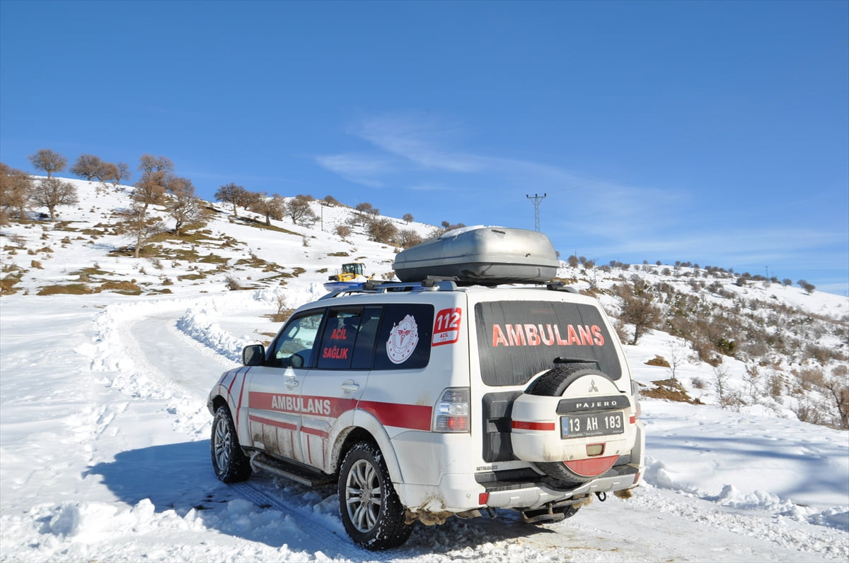 Bitlis'in Hizan ilçesine yolu kardan kapanan köyde rahatsızlanan kadın, 12 saatlik çalışma sonucu...