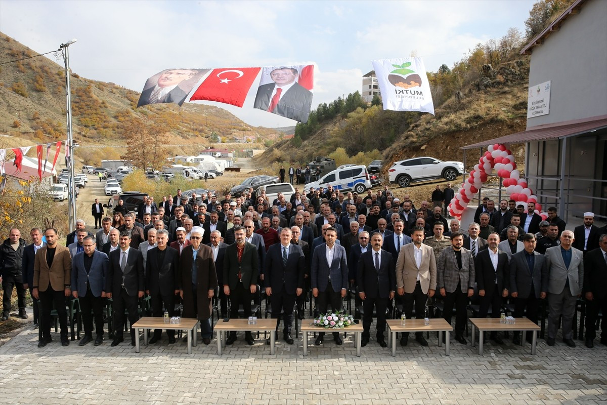 Bitlis'in Mutki ilçesinde boru hattı çalışmalarının tamamlanmasıyla evlere doğal gaz hizmeti...