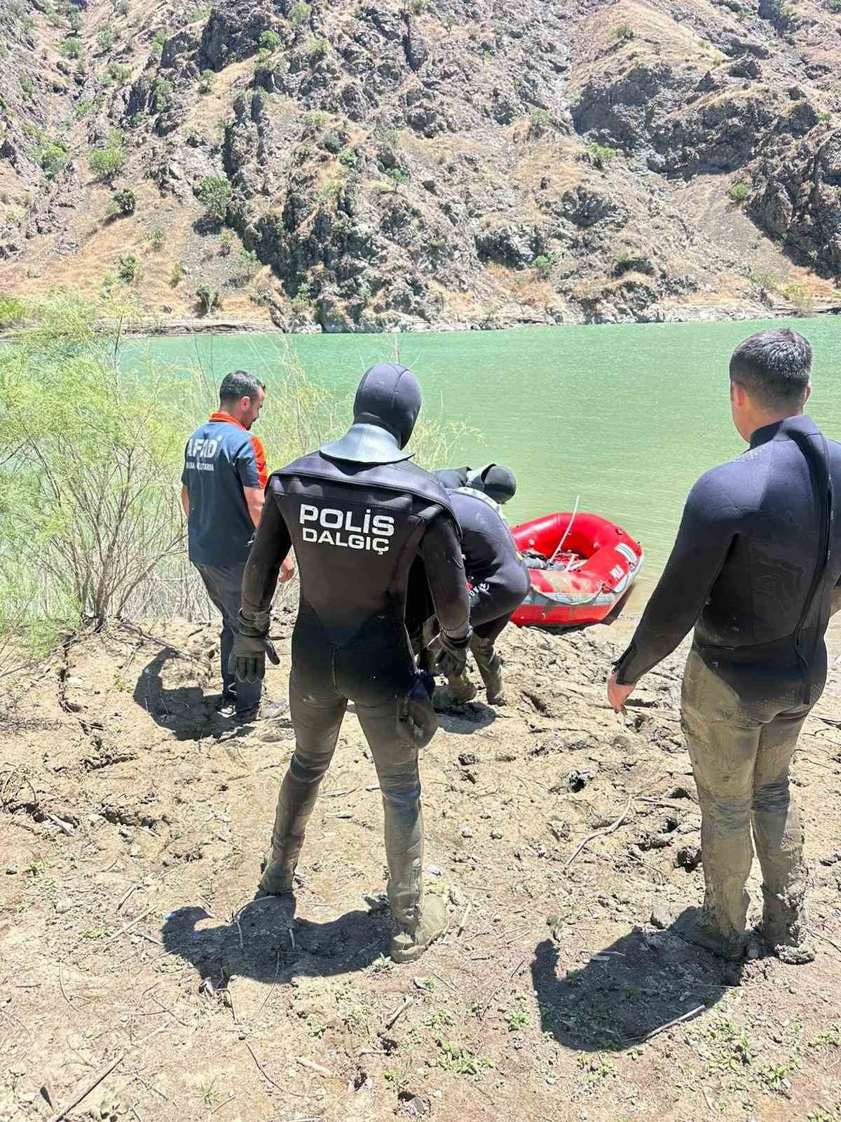 BİTLİS'İN MUTKİ İLÇESİNDE DEREYE DÜŞEREK KAYBOLAN 13 YAŞINDAKİ AZİZ ŞEFLEK'İN CANSIZ BEDENİNE...