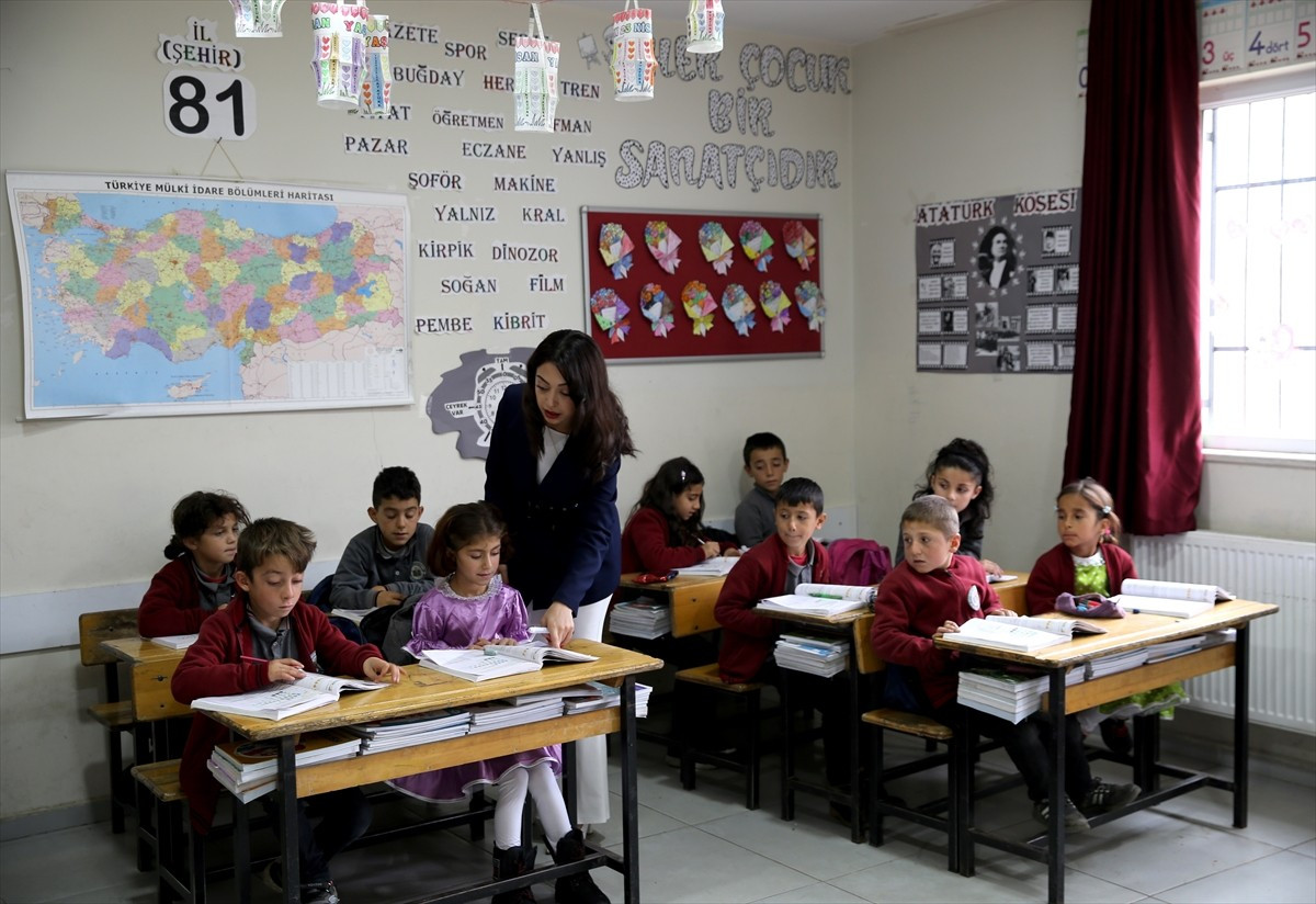Bitlis'in Mutki ilçesinde Göztepe Köyü İlkokulu öğretmenlerinden Vedanur Korkunç'un girişimiyle...