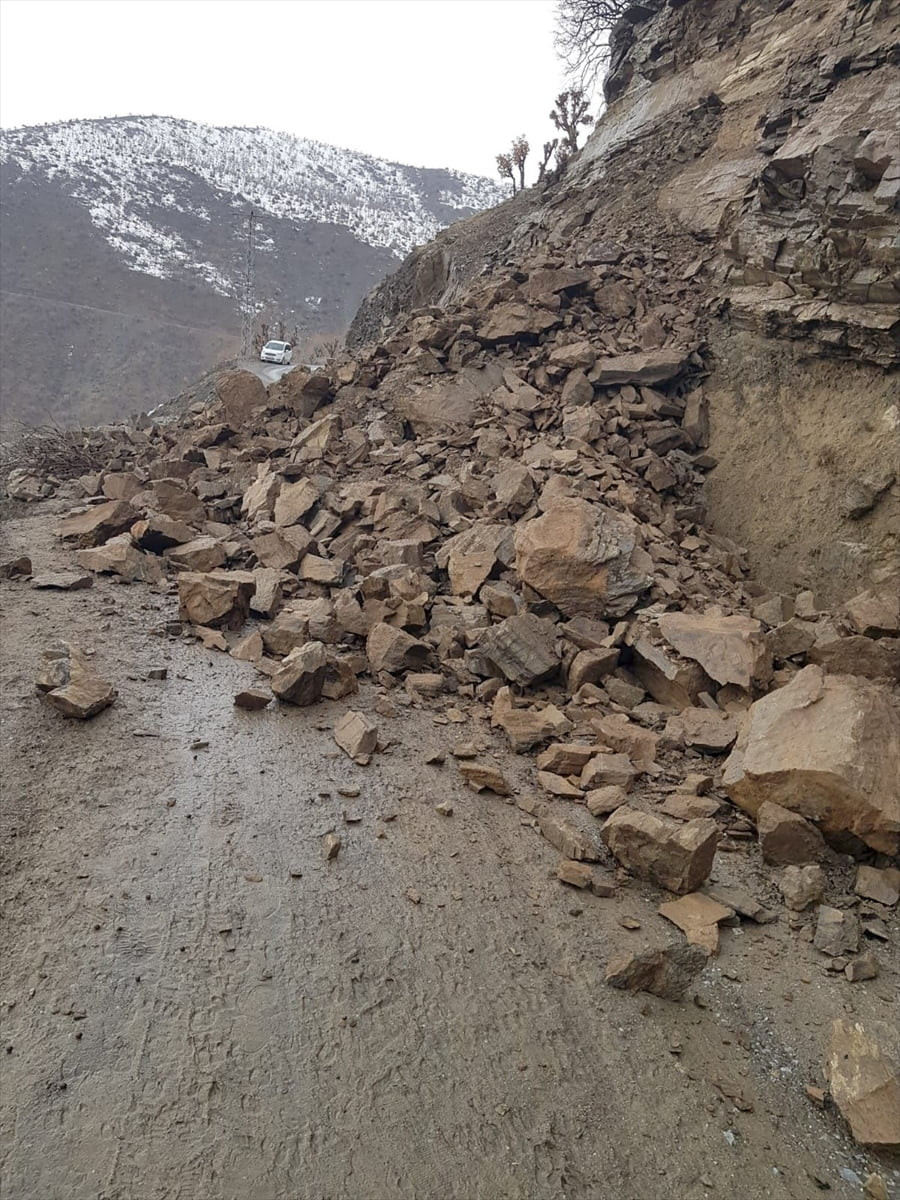 Bitlis'in Mutki ve Hizan ilçelerinde Ballı ve Kovanlı köyü grup yollarına düşen kaya parçaları ve...