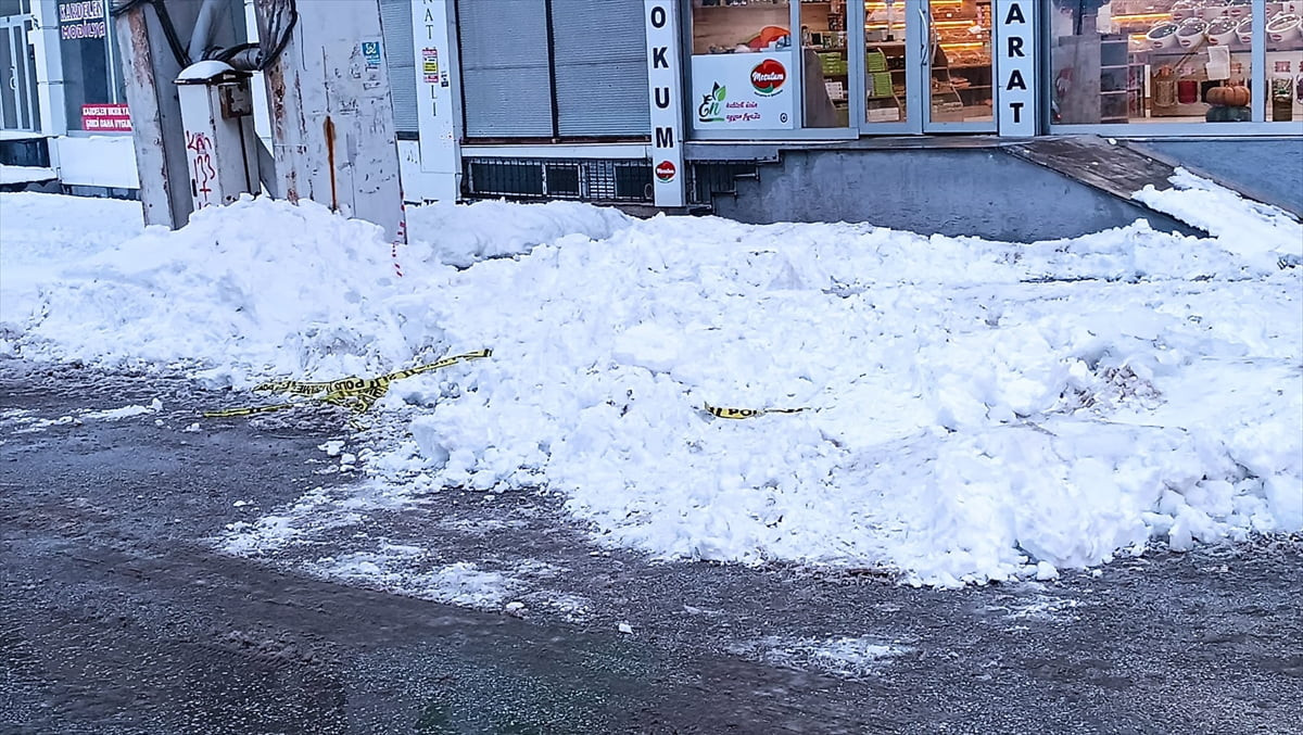 Bitlis'in Tatvan ilçesinde çatıdan düşen kar ve buz kütlesinin altında kalan 21 yaşındaki Ayşe...