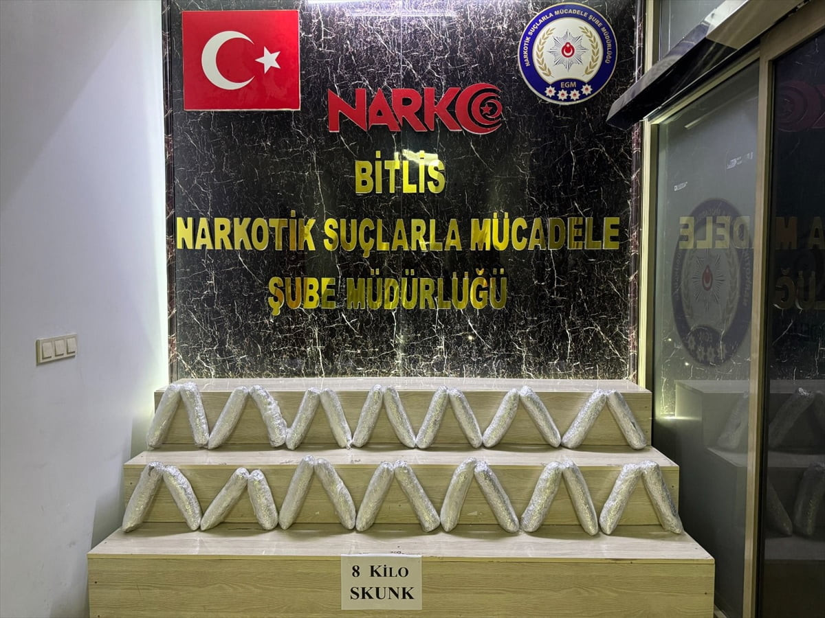 Bitlis'in Tatvan ilçesinde iki araçta 17 kilo 500 gram uyuşturucu ele geçirildi, 2 şüpheli...