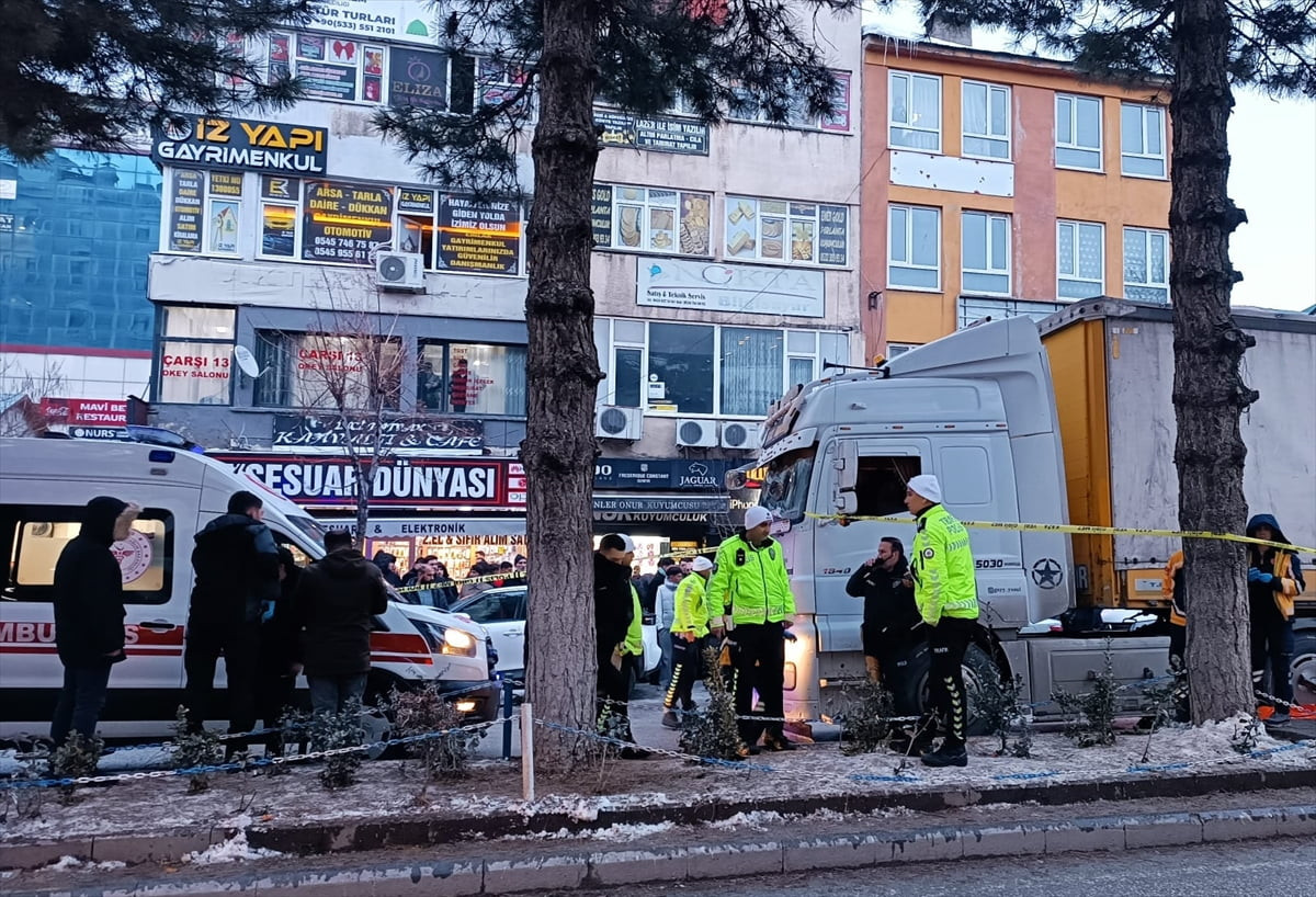 Bitlis'in Tatvan ilçesinde tırın altında kalan kişi yaşamını yitirdi.