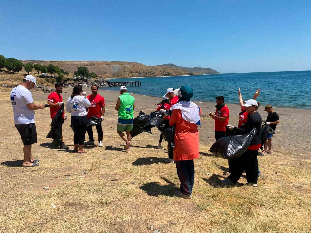 BİTLİS'İN TATVAN İLÇESİNDEKİ KOŞU GRUBU İLE VAN GÖLÜ AKTİVİSTLERİ DERNEĞİ ÜYELERİ, 15 TEMMUZ...