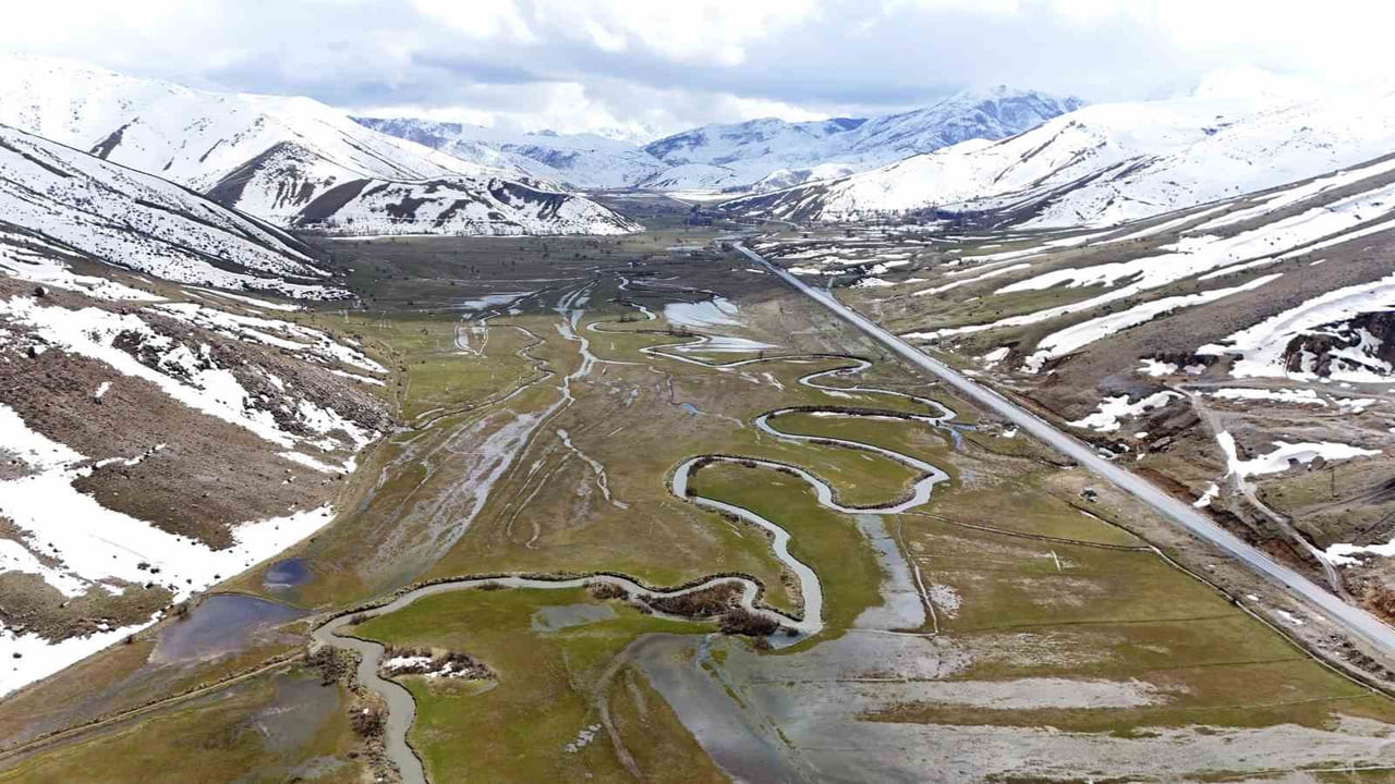 BİTLİS'İN TATVAN İLE HİZAN İLÇELERİ ARASINDA BULUNAN GÜZELDERE VADİSİ’NDE UZAYIP GİDEN GÜZELDERE...