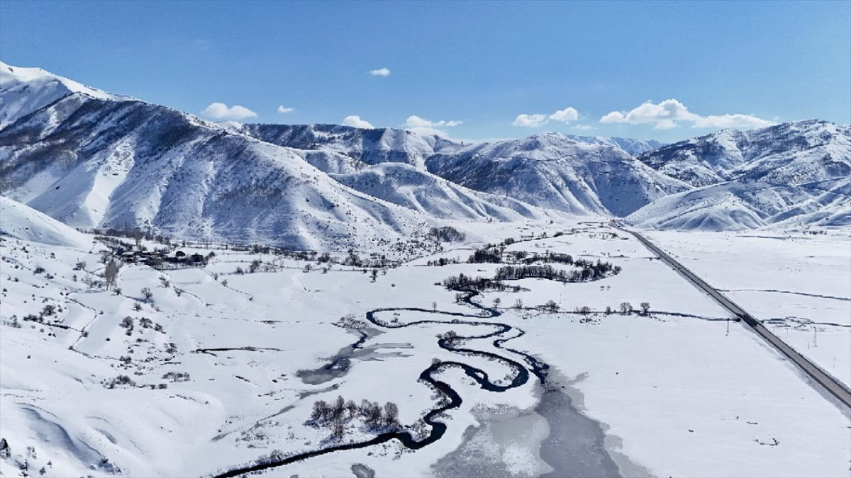 Bitlis'in Tatvan ile Hizan ilçeleri arasında yer alan Güzeldere Vadisi'ndeki mendereslerin...