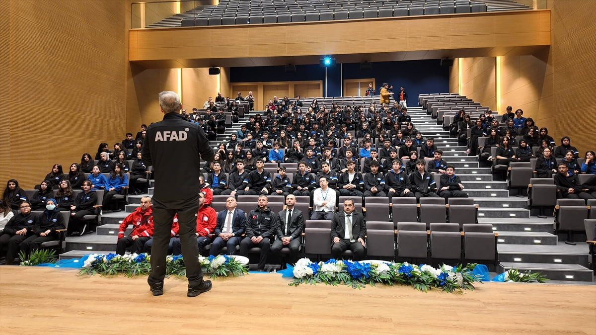 Bitlis'te, 1-7 Mart Deprem Haftası kapsamında okullarda eş zamanlı deprem tatbikatı...