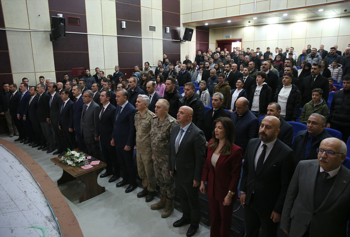 Bitlis'te 21 Mart Nevruz Bayramı kapsamında program düzenlendi. Kültür Merkezi Konferans...