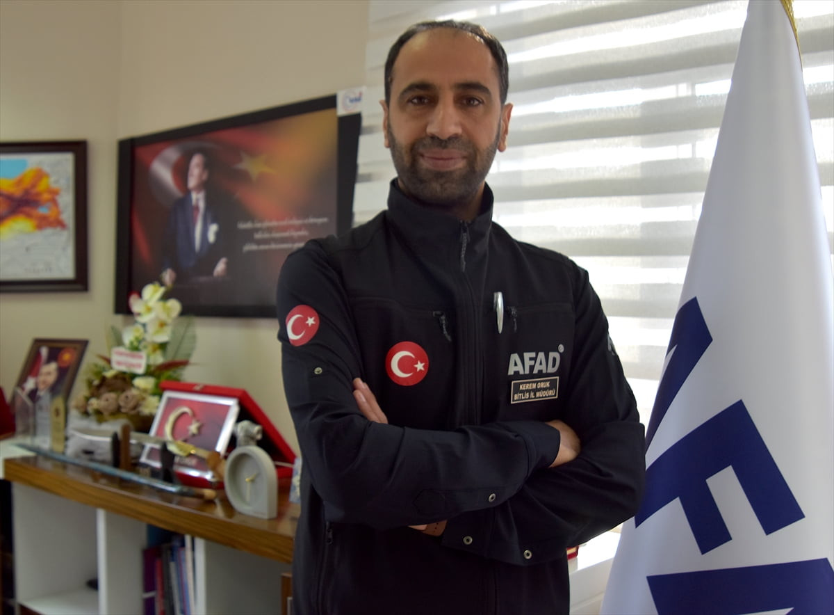 Bitlis'te Afet ve Acil Durum Yönetimi Başkanlığı (AFAD) İl Müdürlüğü personeli, toplumdaki afet...