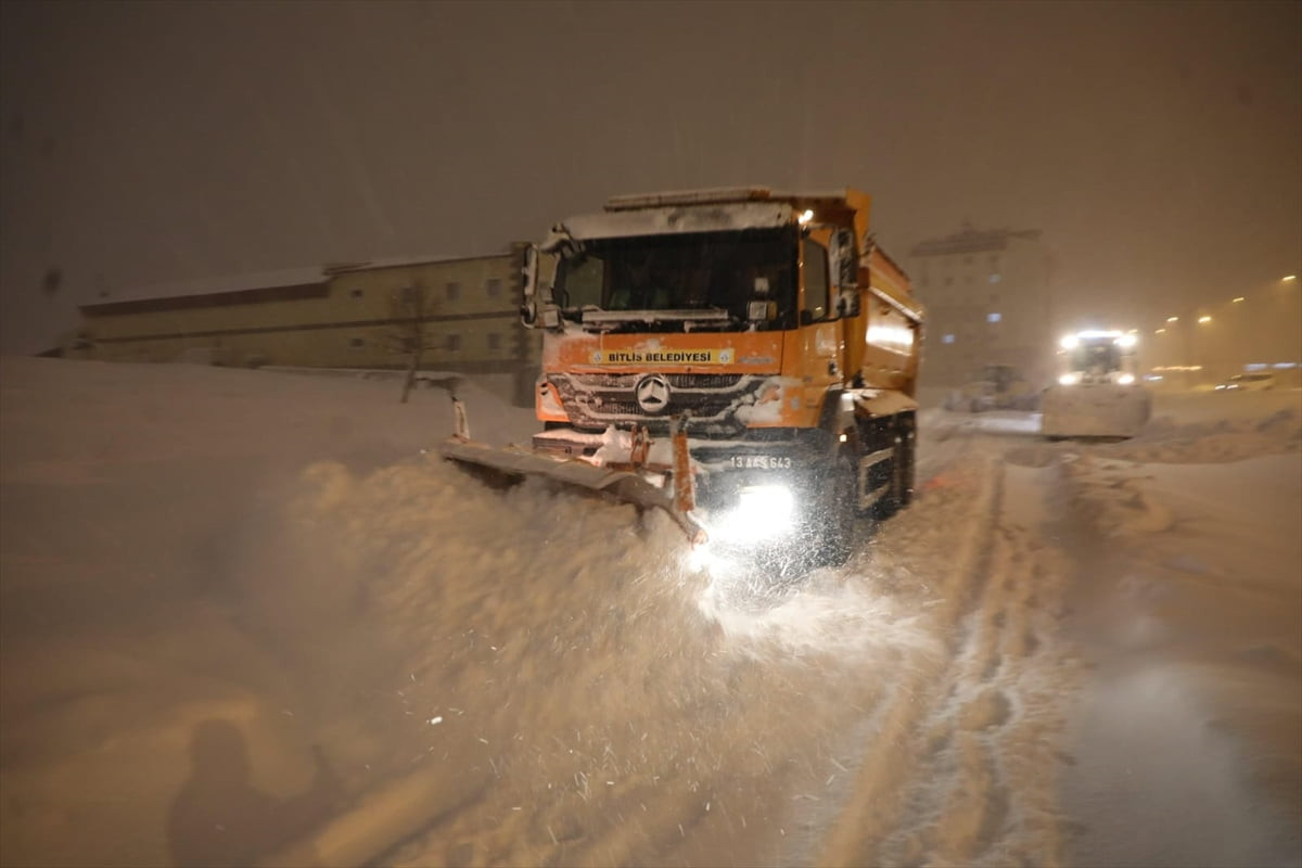 Bitlis'te belediye ekipleri, cadde ve sokaklarda karla mücadele çalışmalarını sürdürüyor.