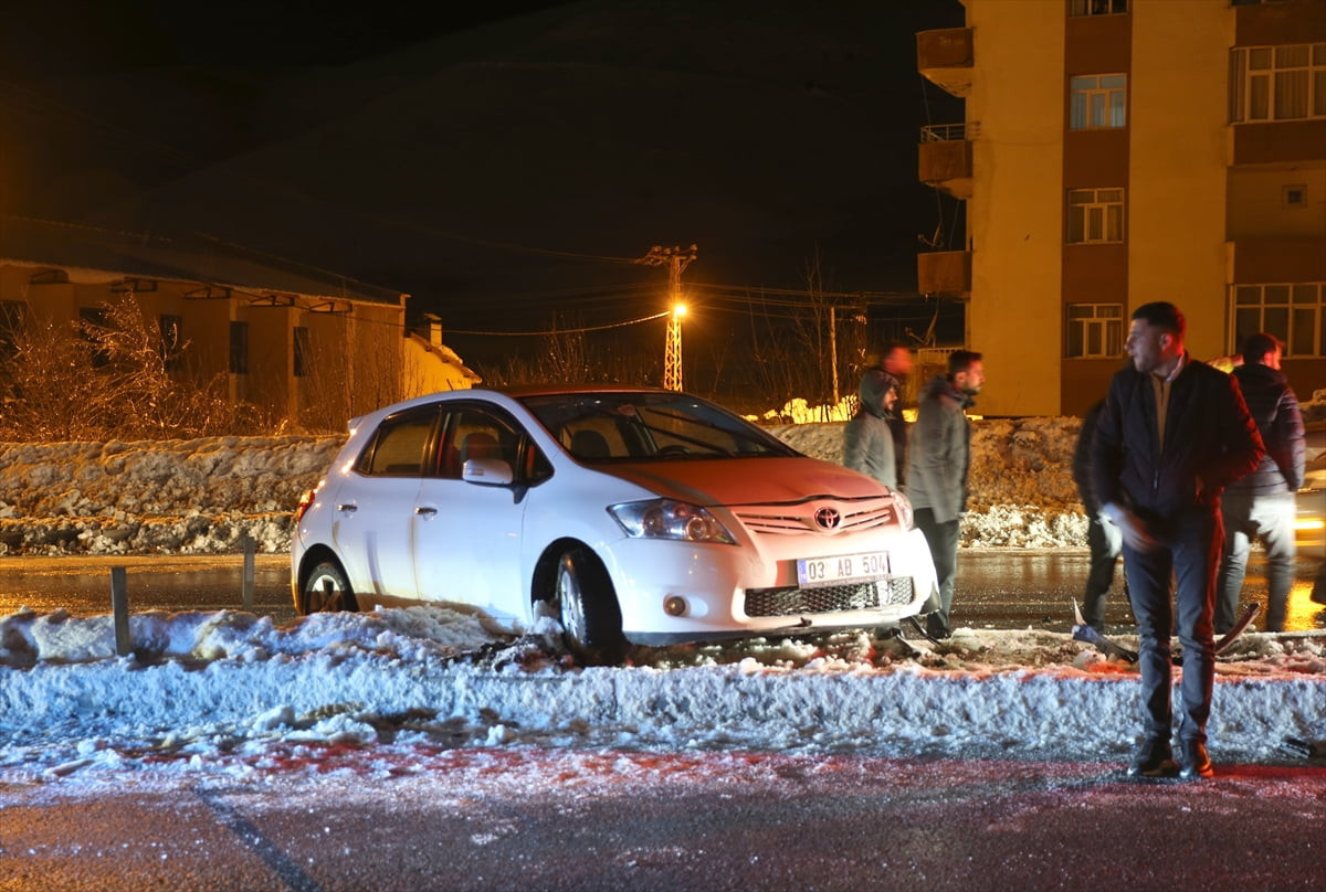 Bitlis'te buzlanmanın etkili olduğu yolda kontrolden çıkan 4 otomobil refüje çarptı.