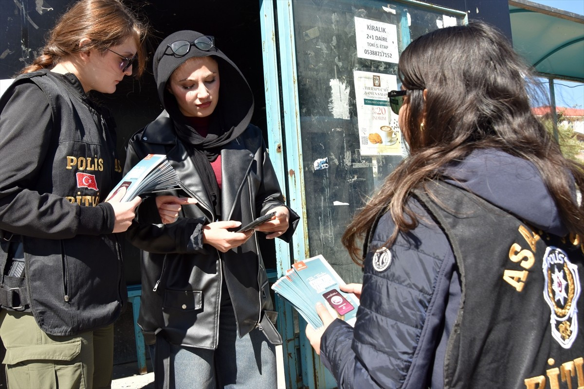 Bitlis'te cadde ve sokakları gezerek, kadınları Kadın Destek Uygulaması'na (KADES) ilişkin...