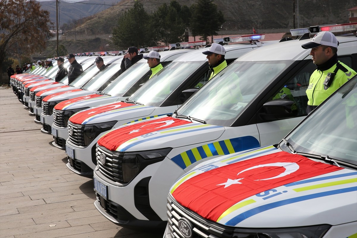 Bitlis'te emniyet ve jandarmaya tahsis edilen 86 yeni araç, törenle hizmete alındı. Araçların, İl...