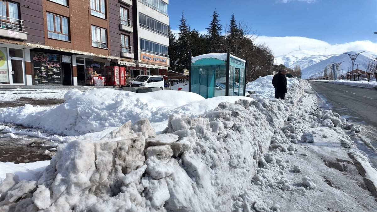 Bitlis'te etkili olan kar yağışının ardından cadde ve sokaklarda kar birikintileri oluştu, park...