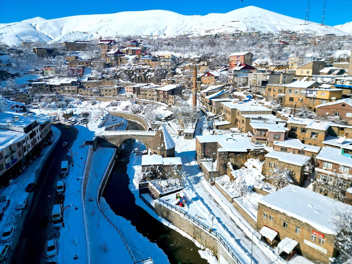 Bitlis'te etkili olan yoğun kar yağışının ardından kent merkezindeki tarihi yapılar beyaza...