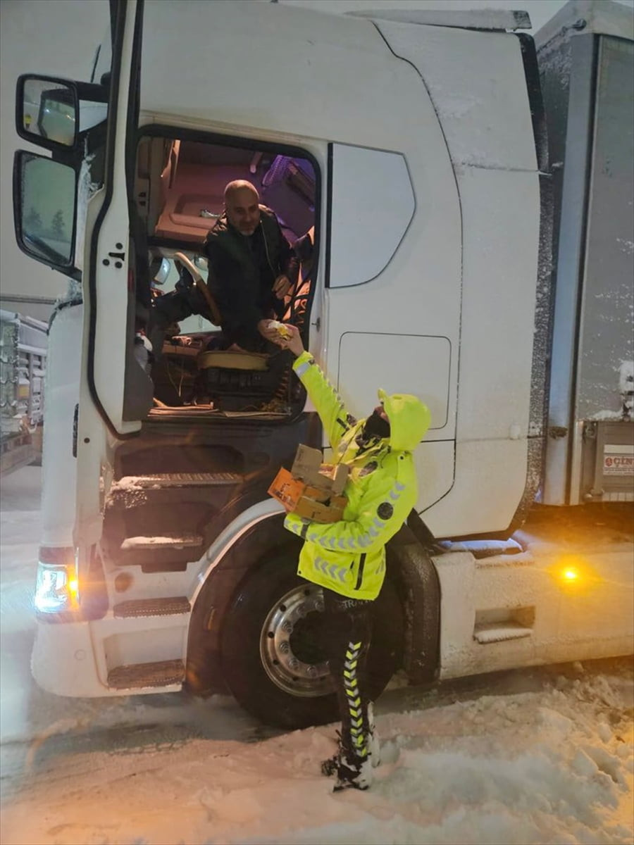 Bitlis'te etkisini sürdüren kar ve tipi nedeniyle yolda mahsur kalan sürücülerin yardımına trafik...