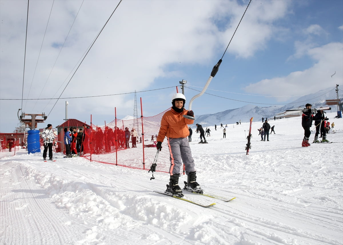 Bitlis'te kar kalınlığının yeterli seviyeye ulaşmasıyla kentteki kayak merkezlerinde sezon...