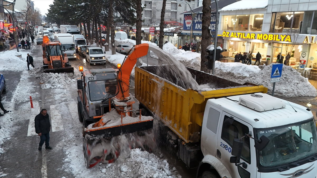 Bitlis'te kar nedeniyle 22 yerleşim yerinin yolu kapandı. Tatvan ilçesinde ise ekipler, kent...