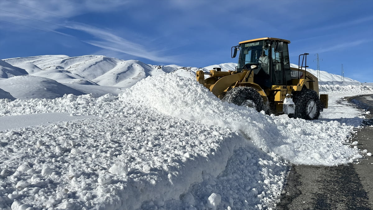 Bitlis'te kar yağışının ardından soğuk hava etkisini sürdürdü. Karayolları ekipleri, ulaşımda...