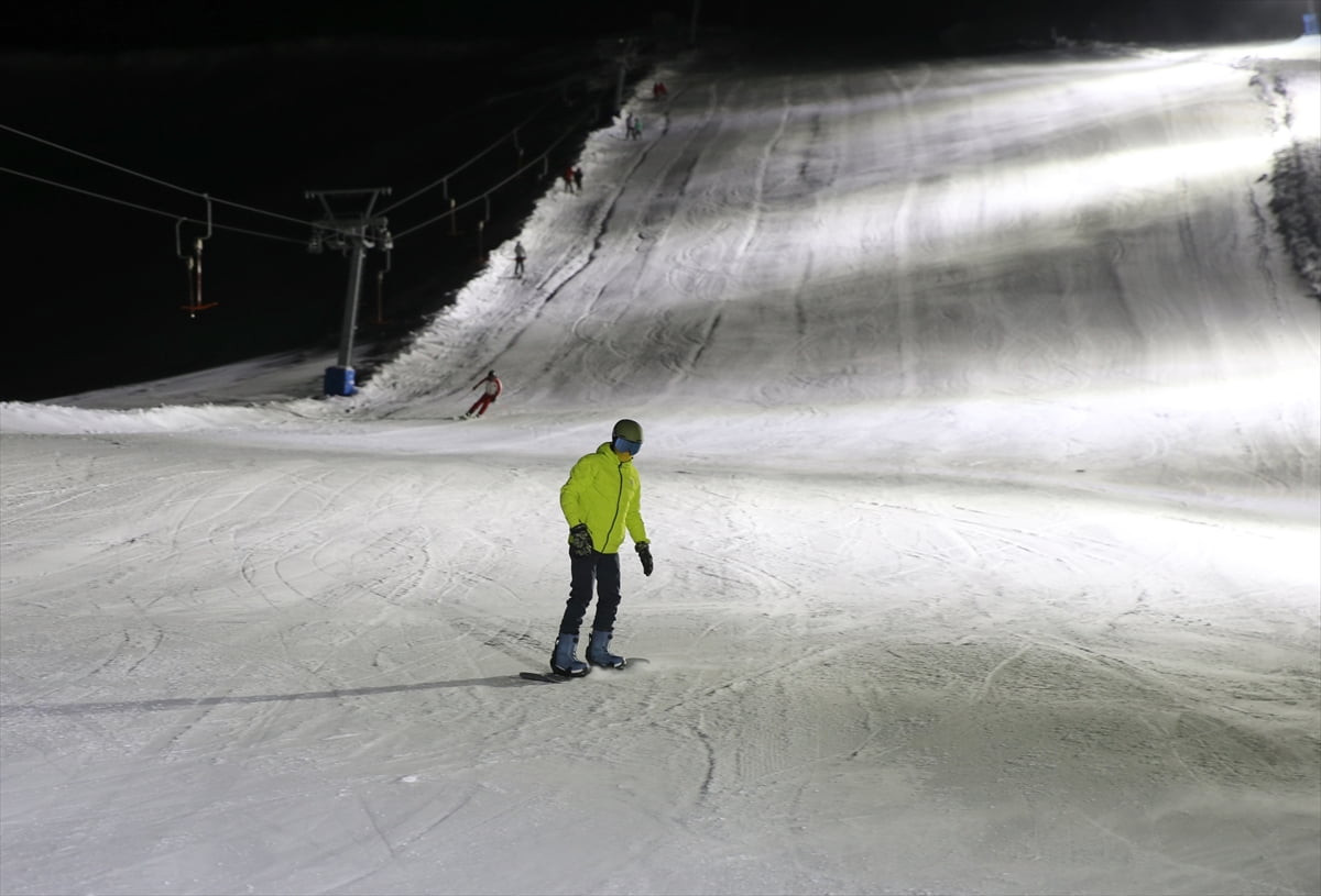 Bitlis'te kayakseverler, pisti ışıklandırılan El-Aman Hanı Kayak Tesisi'nde gece kayak yapmanın...