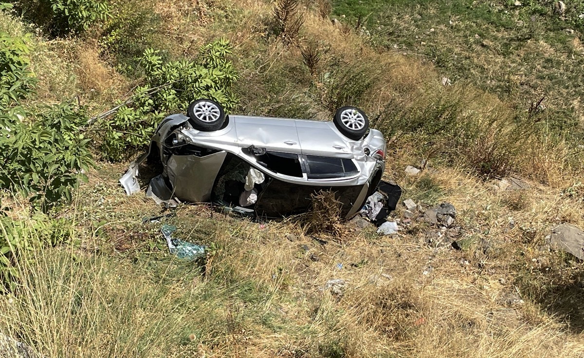 Bitlis'te şarampole devrilen otomobilde 1'i ağır 2 kişi yaralandı. 