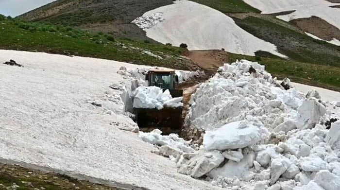 BİTLİS'TE TEMMUZ AYINA SAYILI GÜNLER KALA YÜKSEK KESİMLERDE KARLA MÜCADELE ÇALIŞMALARI ARALIKSIZ...