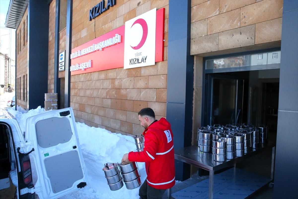 Bitlis'te Türk Kızılay Şubesi personeli ve gönüllüler, karlı sokakları aşarak 165 hanedeki...