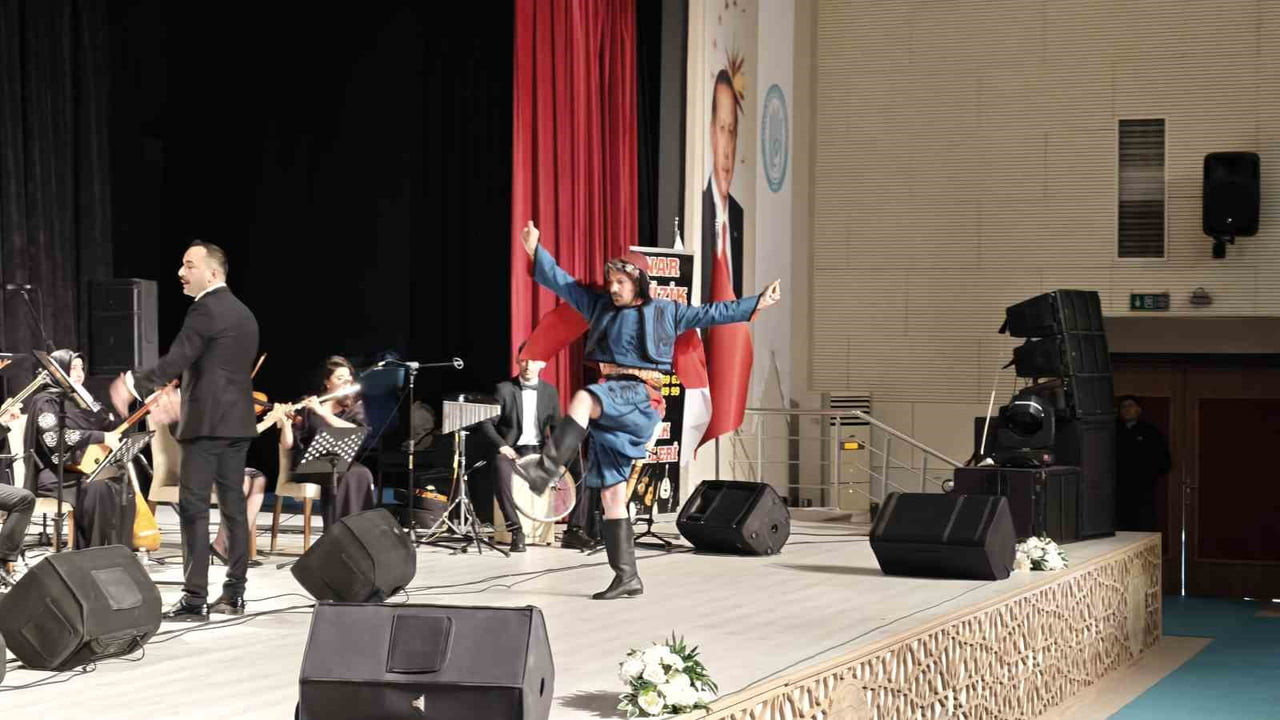 BİTLİS'TE, TÜRKİYE YÜZYILI MAARİF MODELİ KAPSAMINDA ÖĞRETMENLERDEN OLUŞTURULAN "MAARİF ORKESTRASI...