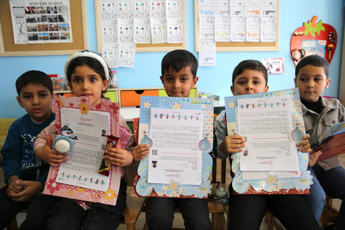 Bitlis'te yarıyıl tatiline başlayan öğrencilere karneleri verildi