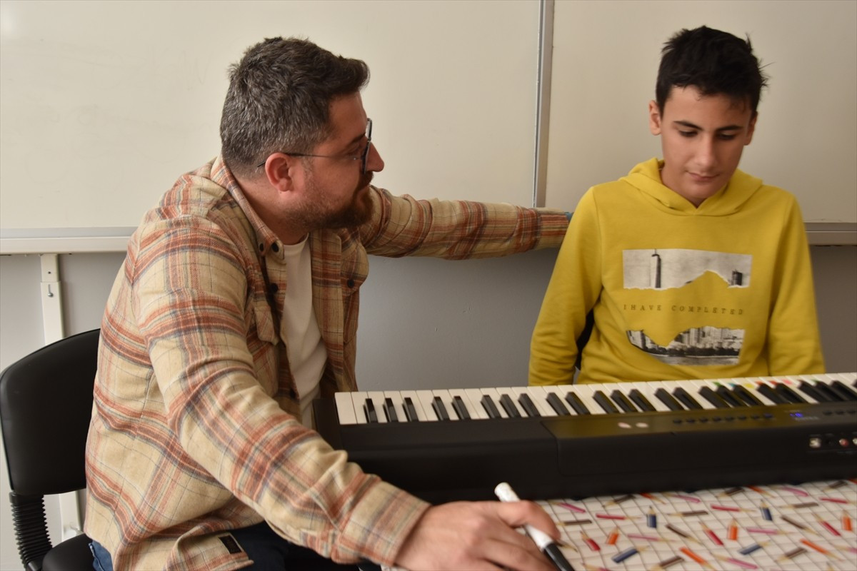  Bitlis'te yaşayan 14 yaşındaki otizmli Muhammed Yusuf Öndül, Sivas'ta geçirdiği trafik kazasında...