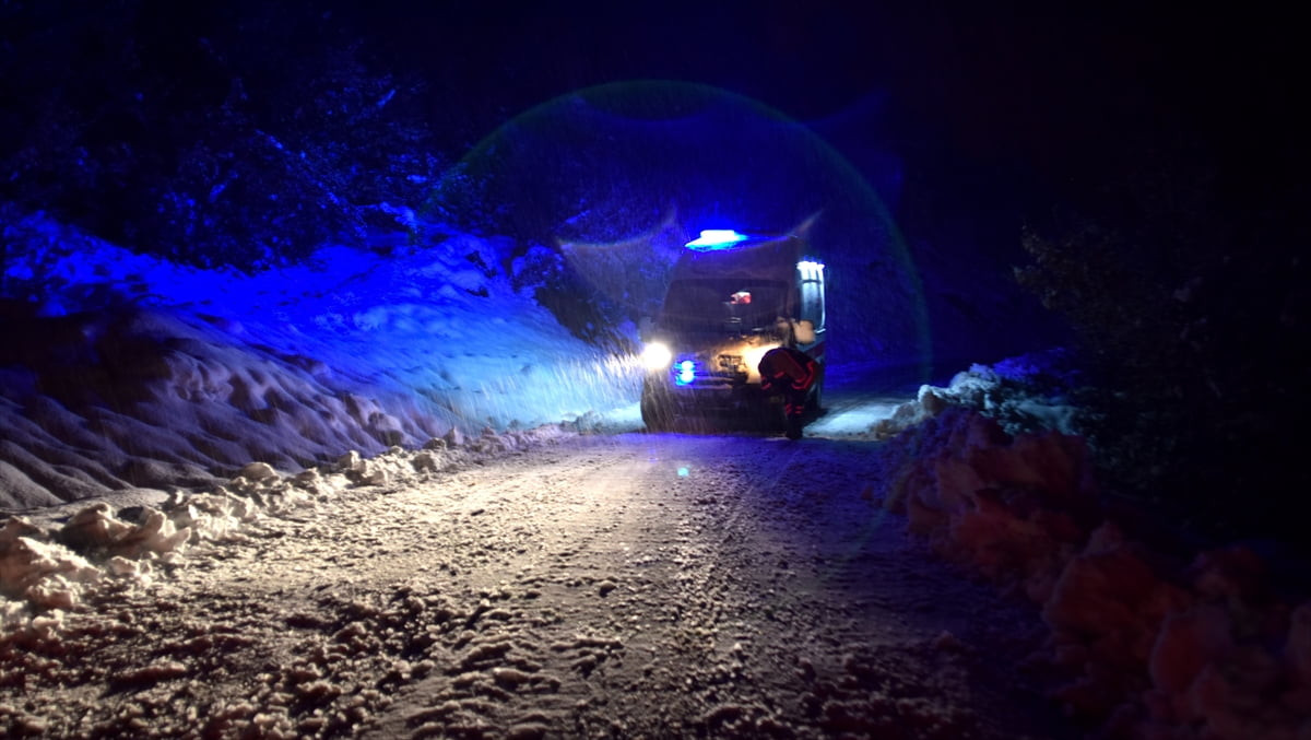 Bitlis'te yoğun kar ve tipi nedeniyle yolu ulaşıma kapanan köyde ateşi çıkan 7 aylık Melisa...