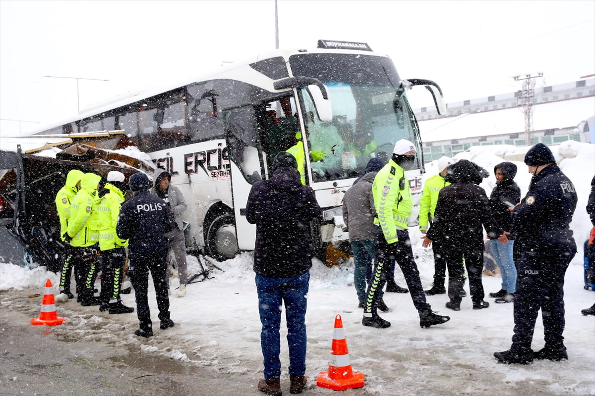 Bitlis'te yolcu otobüsünün polis kontrol noktasındaki kulübeye çarpması sonucu 4 polis memuru...