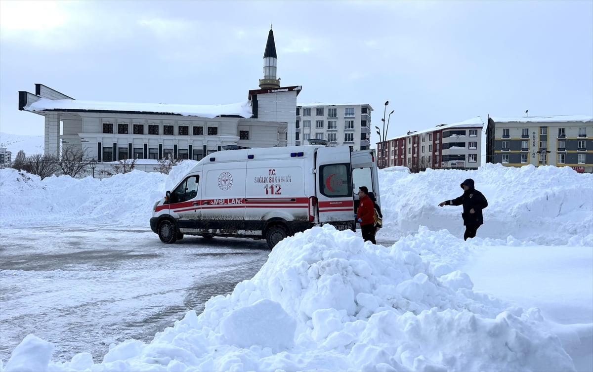 Bitlis'te yolu kardan kapanan mezrada mahsur kalan anne ve yenidoğan bebeği ambulans helikopterle...