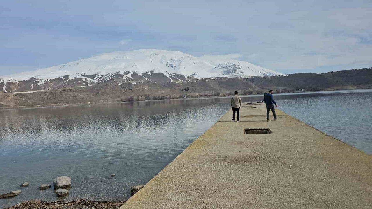 BİTLİS’İN ADİLCEVAZ İLÇESİ SINIRLARINDA BULUNAN AYGIR GÖLÜ, ÖZELLİKLE BU AYLARDA SUNDUĞU EŞSİZ...