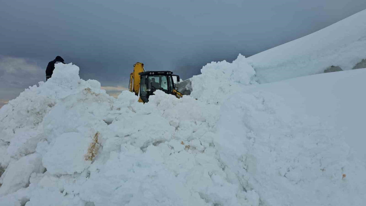 BİTLİS’İN ADİLCEVAZ İLÇESİNE BAĞLI AYDINLAR BELDESİNDE KAR KALINLIĞNIN YER YER 3 METREYİ BULDUĞU...