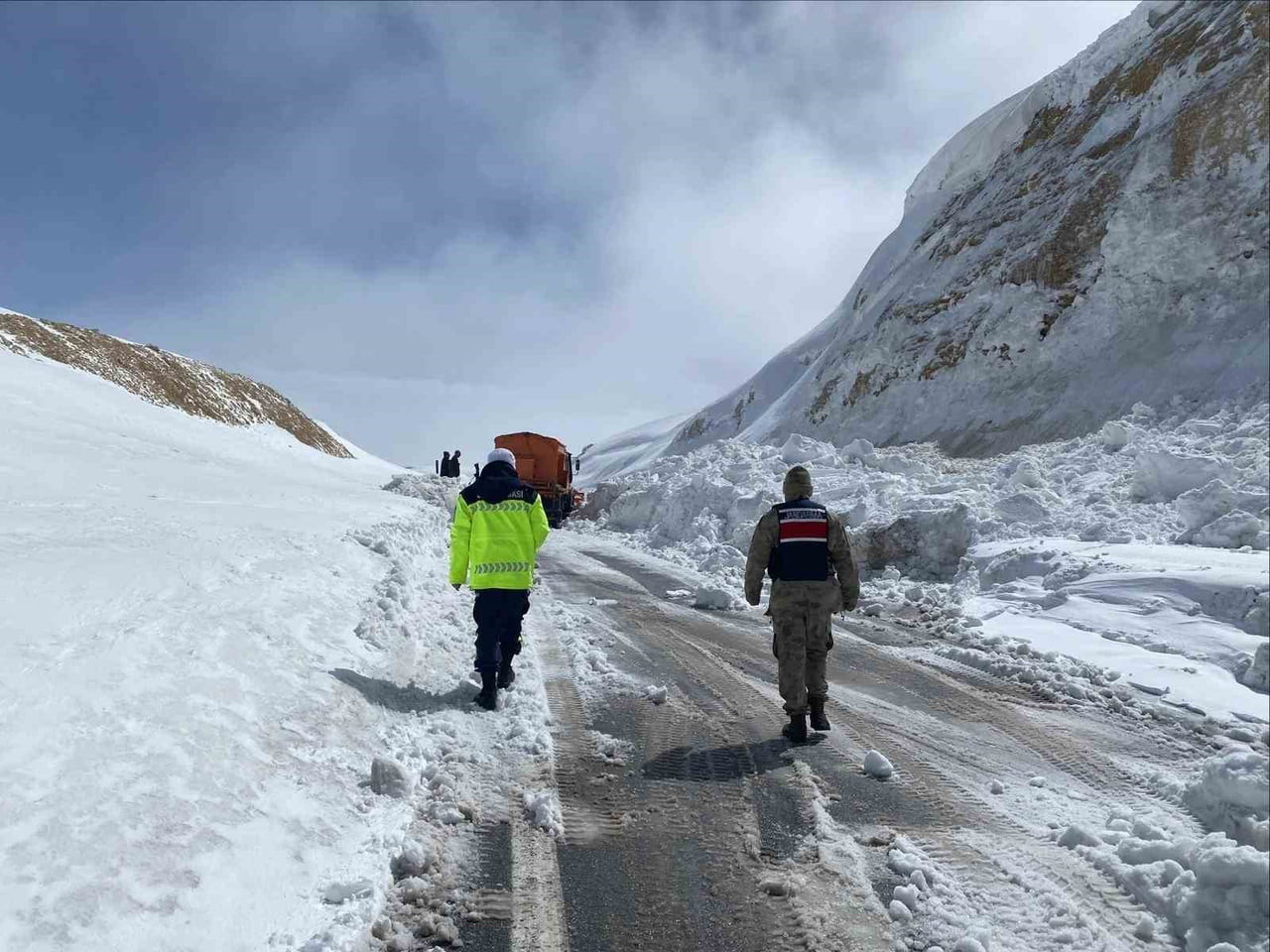 BİTLİS’İN AHLAT İLÇESİ İLE MUŞ’UN MALAZGİRT İLÇESİNİ BİRBİRİNE BAĞLAYAN KARA YOLUNDA SABAH...