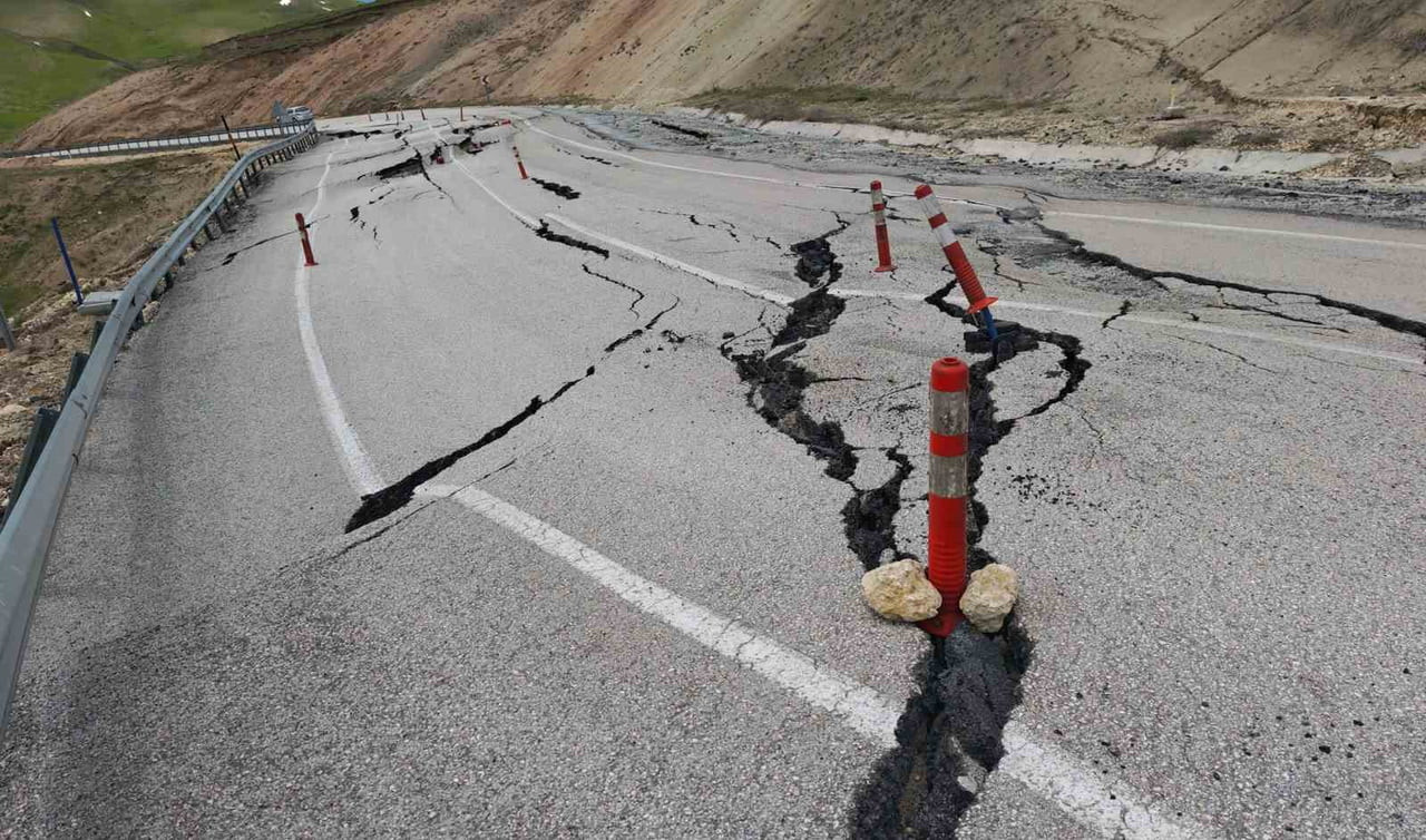 BİTLİS’İN AHLAT İLÇESİ İLE MUŞ’UN MALAZGİRT İLÇESİNİ BİRLEŞTİREN KARAYOLUNDA YOL KAYMASI MEYDANA...